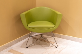 绿色皮革扶手沙发椅图片